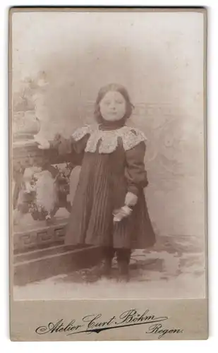 Fotografie Curt Böhm, Regen im Bayrischen Wald, Portrait kleines Mädchen im Kleid