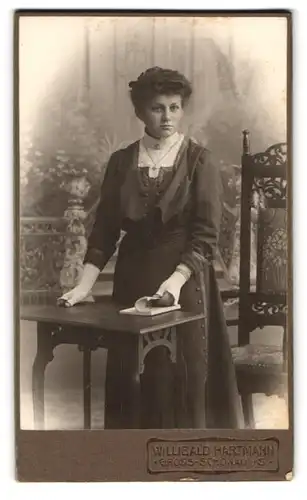 Fotografie Willibald Hartmann, Gross-Schönau i. S., Portrait junge Dame im Kleid mit Buch