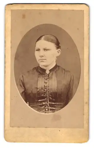 Fotografie Josef Moser, Kösslarn, Portrait junge Dame im Kleid