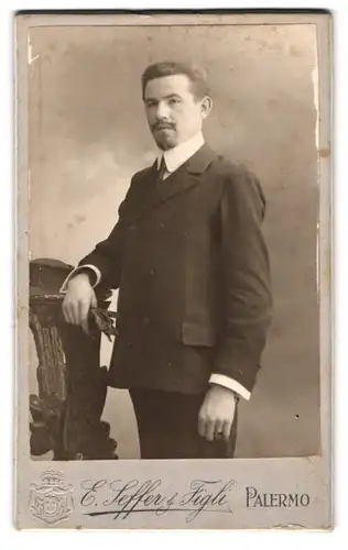 Fotografie E. Seffer & Figli, Palermo, Portrait junger Herr im Anzug mit Krawatte