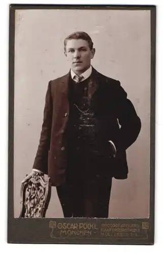 Fotografie Pöckl, München, Kaufingerstrasse 21, Portrait junger Herr im Anzug mit Krawatte