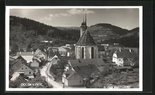 AK Doubravnik, Kostel, Ortsansicht mit Kirche aus der Vogelschau