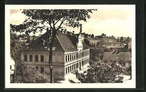 AK Slapanice u Brna, Blick auf Rathaus vom Balkon aus