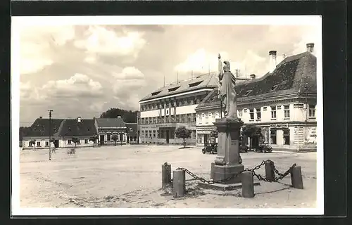 AK Straznice, Platz mit Denkmal, Namesti