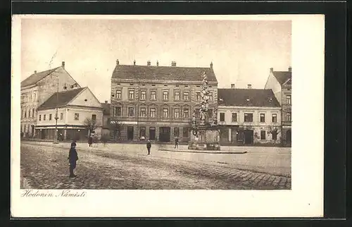 AK Göding / Hodonin, Statue auf Marktplatz, Namesti