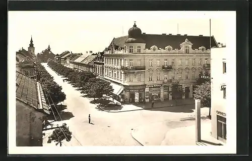 AK Göding / Hodonin, Strassenpartie mit Kirche im Hintergrund