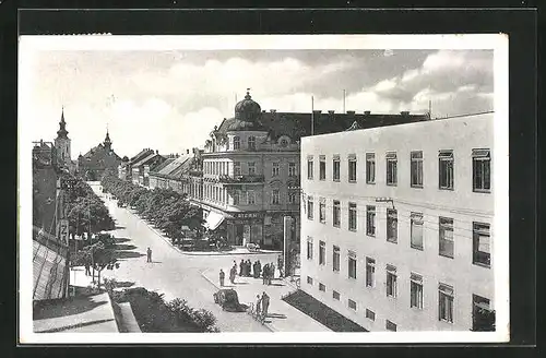 AK Göding / Hodonin, Strassenpartie mit Kirche