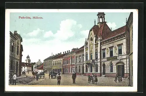 AK Pohrlitz, Strassenpartie mit Geschäften und Radfahrerstation