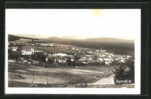 Foto-AK Borotin, Ortsansicht vom Hügel