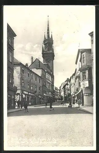 AK Znaim a. d. Thaya, Strasse der SA mit Rathausturm