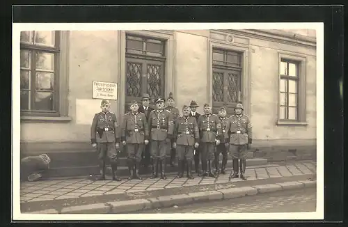 Foto-AK Saarbrücken, Polizisten vor dem Polizeipräsidium 3. Révier 1920