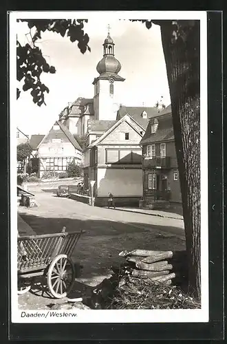 AK Daaden im Westerwald, Strassenpartie mit Blick zur Kirche