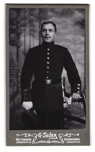 Fotografie G. Sauer, Wittenberg, Jüdenstrasse 10, Junger Soldat in Galauniform mit Bajonett und Portepee