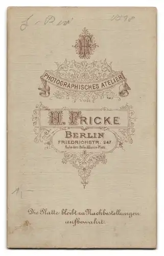 Fotografie H. Fricke, Berlin, Friedrichstrasse 247, Garde Pionier mit Seitenscheitel