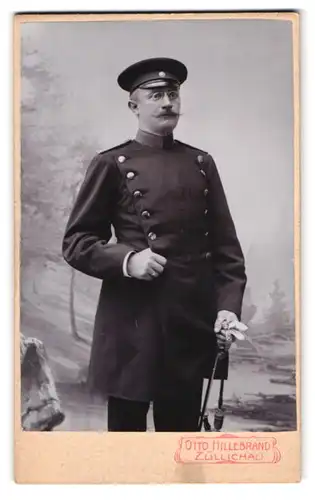 Fotografie Otto Hillebrand, Züllichau, Soldat mit Säbel, Portepee und besorgtem Blick