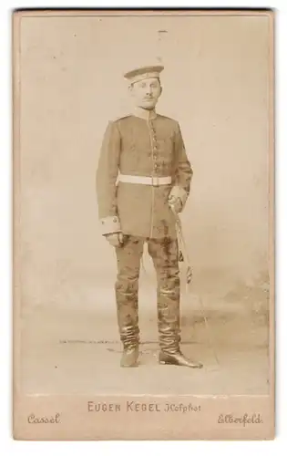 Fotografie Eugen Kegel, Cassel, Gr. Rosenstrasse 5, Junger Soldat in Uniform mit Säbel, T. Bat. 11