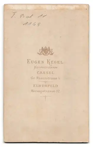 Fotografie Eugen Kegel, Cassel, Gr. Rosenstrasse 5, Junger Soldat in Uniform mit Säbel, T. Bat. 11