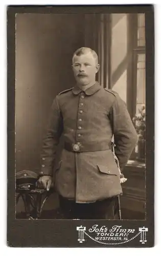 Fotografie Joh. Timm, Tondern, Westerstrasse 19, Soldat mit Bajonett in Feldgrau