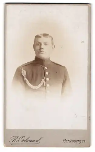 Fotografie R. Ochernal, Marienberg i. S., Ratsgasse 35, Junger Soldat mit Schützenschnur