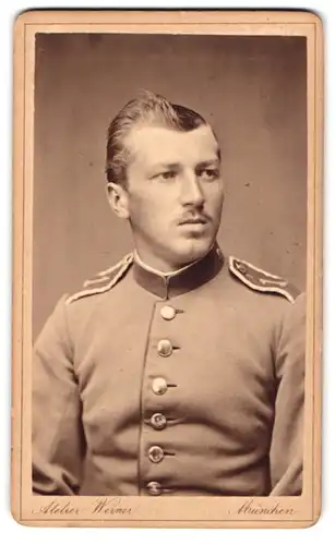 Fotografie Atelier Werner, München, Schwanthaler-Strasse 1, Einjährig-Freiwilliger 1. Inf. Rgt. König