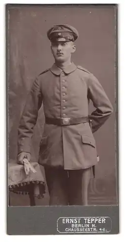 Fotografie Ernst Tepper, Berlin, Chausseestrasse 46, Junger Soldat in Feldgrau mit Bajonett