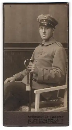 Fotografie Fritz Matull, Bad Salzuflen, Junger Soldat mit Zwicker und Säbel