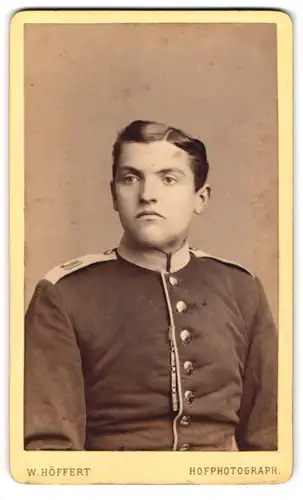 Fotografie W. Höffert, Hannover, Georgstrasse 9, Junger Soldat in Uniform, T. 10