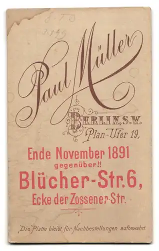 Fotografie Paul Müller, Berlin, Planufer 19, Gardesoldat mit Säbel und Portepee, G. T. B.