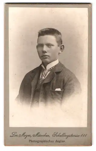 Fotografie Lor. Meyer, München, Schellingstrasse 111, Portrait junger Herr im Anzug mit Krawatte