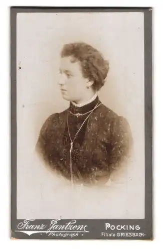 Fotografie Franz Jantzen, Pocking, Portrait junge Dame in modischer Kleidung