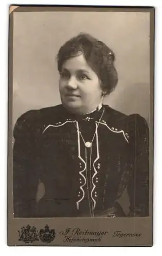 Fotografie J. Reitmayer, Tegernsee, Hauptstrasse 13, Portrait junge Dame im Kleid