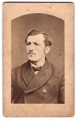 Fotografie Theodor List, Schärding a. Inn, Portrait junger Her in winterlicher Kleidung