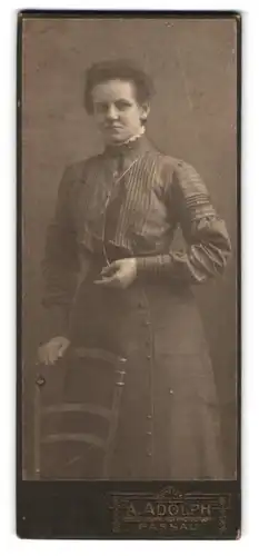 Fotografie A. Adolph, Passau, Portrait junge Dame in hübscher Bluse und Rock