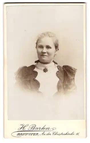 Fotografie H. Barten, Hannover, An der Chirstuskirche 11, Portrait junge Dame mit zurückgebundenem Haar