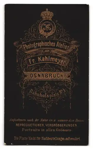 Fotografie Fr. Kahlmeyer, Osnabrück, Bahnhofsplatz 1, Portrait älterer Herr in zeitgenössischer Kleidung