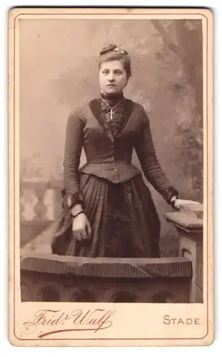 Fotografie Fridr. Wulf, Stade, Ecke der Höcker & kl. Schmiedestrasse, Portrait modisch gekleidete Dame mit Kreuzkette