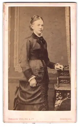 Fotografie Th. Vehling & Co., Hamburg, Grindel Allee 182, Portrait junge Dame in zeitgenössischer Kleidung