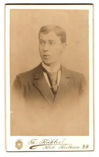 Fotografie Theodor Kähler, Kiel, Fleethörn 29, Portrait junger Herr im Anzug mit Krawatte