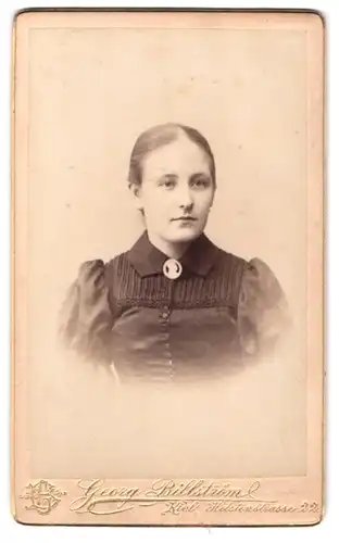 Fotografie Georg Billström, Kiel, Holstenstrasse 22, Portrait junge Dame mit zurückgebundenem Haar