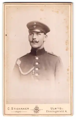 Fotografie C. Stichaner, Ulm a. D., Portrait Soldat in Uniform mit Schirmmütze und Kordel