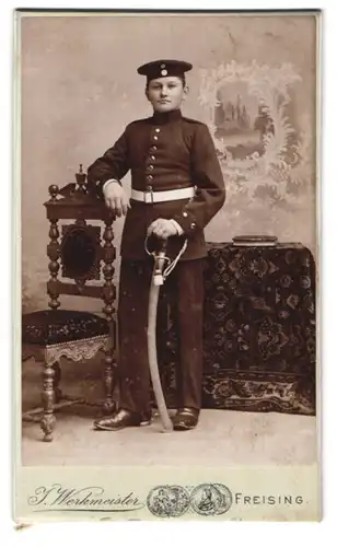 Fotografie J. Werkmeister, Freising, Amtsgerichtsstrasse 445, Portrait Soldat in Uniform mit Säbel