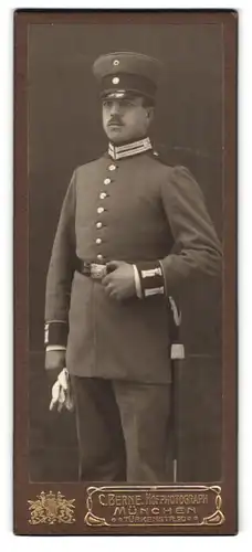 Fotografie Carl Berne, München, Türkenstrasse 20, Portrait Soldat in Uniform mit Schirmmütze