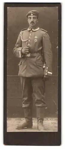 Fotografie unbekannter Fotograf und Ort, Portrait Soldat in Uniform
