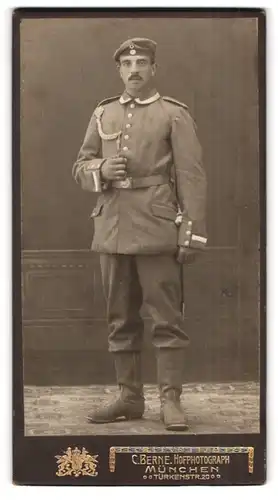 Fotografie C. Berne, München, Türkenstrasse 20, Portrait Soldat in Uniform