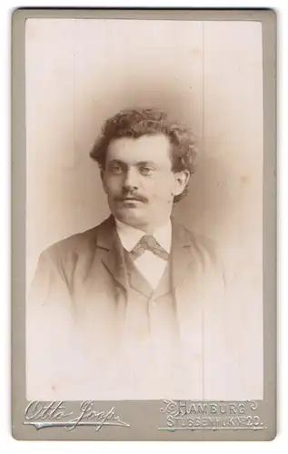 Fotografie Otto Joop, Hamburg, Stubbenhuk 20, Portrait bürgerlicher Herr mit Oberlippenbart