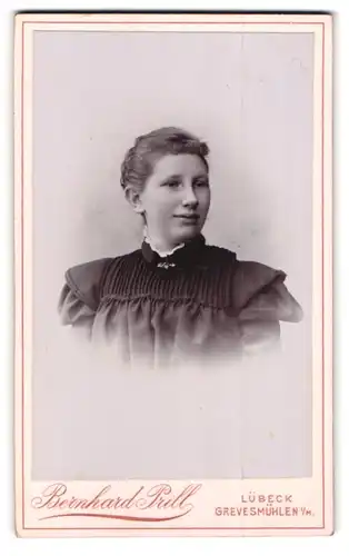 Fotografie Bernhard Prill, Lübeck, Breitestrasse 97, Portrait junge Dame mit hochgestecktem Haar