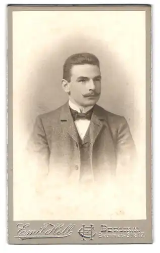 Fotografie Emil Hell, Berlin-N., Brunnenstrasse 17, Portrait eleganter Herr mit Moustache
