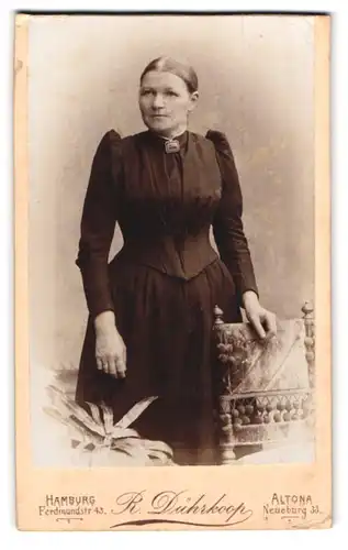 Fotografie R. Dührkoop, Hamburg, Ferdinand-Strasse 43, Portrait bürgerliche Dame mit Kragenbrosche