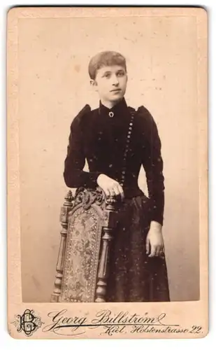 Fotografie Georg Billström, Kiel, Holstenstrasse 22, Portrait junge Dame in zeitgenössischer Kleidung