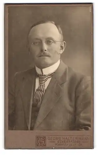 Fotografie Georg Haltermann, Eckernförde, Kielerstrasse 36, Portrait bürgerlicher Herr mit Brille und Oberlippenbart